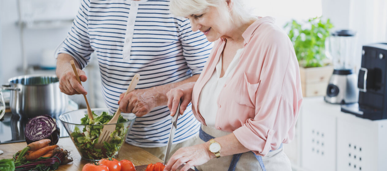 5 gode tips til et mere stabilt blodsukker, ældre par lager mad.