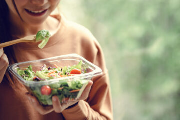 Kvinde spiser salat. Sådan bliver det lettere at træffe gode valg på farten