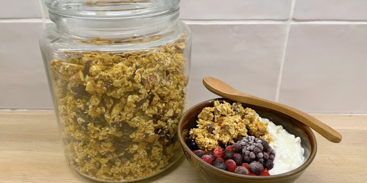 Knasende granola med kanel